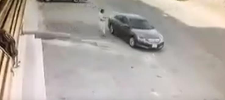 بالفيديو.. سرقة سيارة تركها قائدها في وضع التشغيل لعدة ثوانٍ