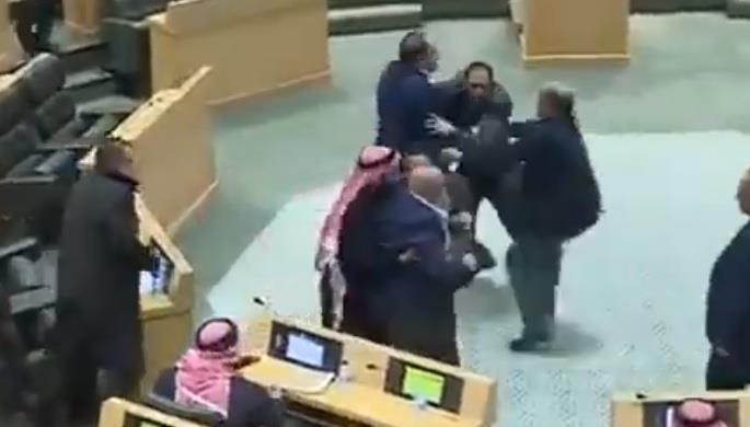 شاهد.. نائب أردني يناقض نفسه خلال ثوانٍ ويدخل في مشاجرة بعدما كان يدعو لاحترام الرأي الآخر