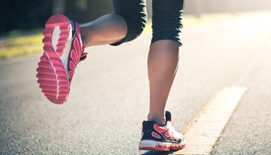 هل تمارس رياضة المشي أو كرة القدم؟.. “الصحة” توضح الحذاء المناسب لكل رياضة