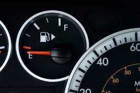 “المرور” يوضح حقيقة احتساب مخالفة في حال نقص البنزين في خزان المركبة عن الربع