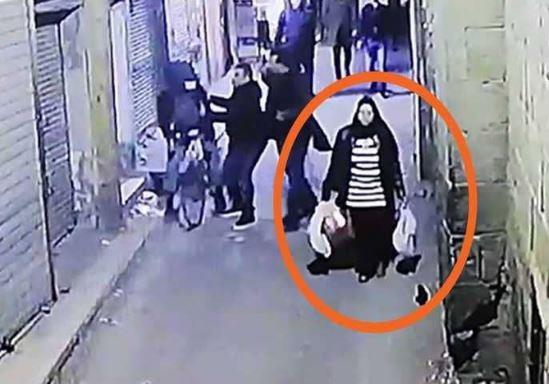 تصوير لحظة تفجير إنتحاري مصر لنفسه ونجاة المرأة بجانبهم