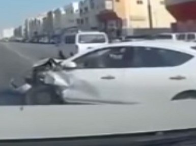 بالفيديو.. اصطدام 3 سيارات بسبب قائد مركبة