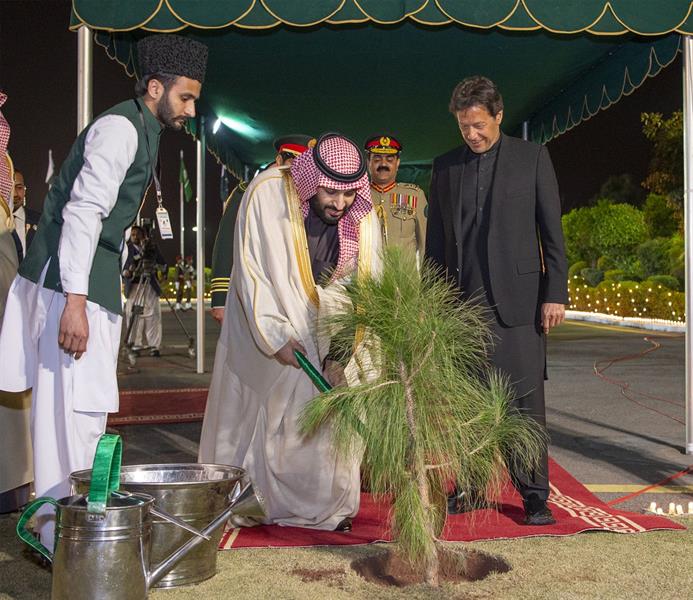 شاهد.. ولي العهد يزرع شجرة في القصر الرئاسي بإسلام آباد