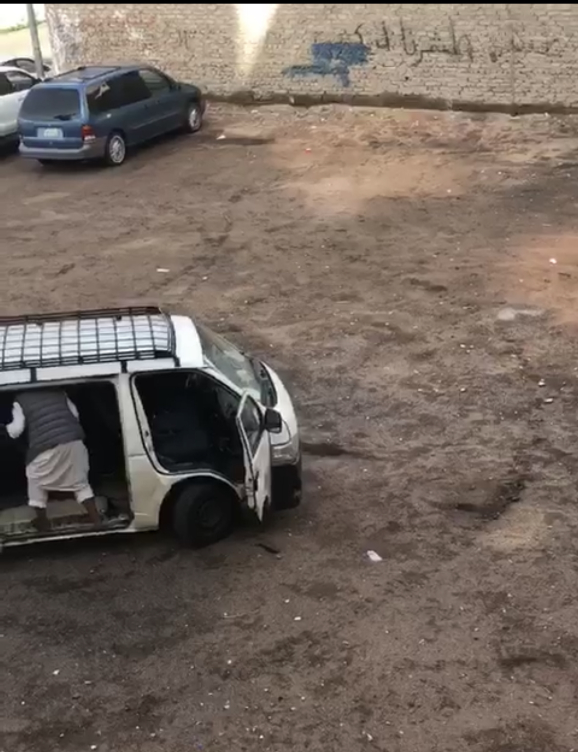 فيديو مستهجن.. سائق ميكروباص يقذف طلابًا داخل المركبة بالحجارة ومطالبات بمعاقبته