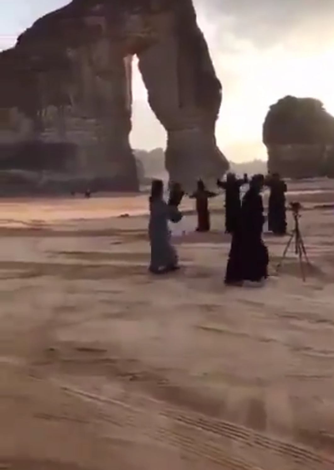 بالفيديو: سعوديون يضايقون سائحات أثناء تواجدهن في العلا .. وتوجيه عاجل من 《النائب العام》