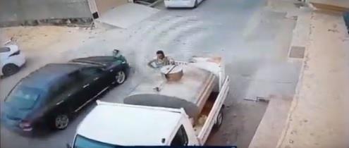 فيديو.. طفلة تنجو من الموت بعد صدم سيارة لها وهي تعبر الشارع