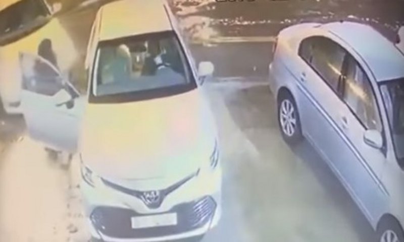سارق سيارة مواطن ومهدد زوجته بالسلاح في قبضة شرطة الرياض