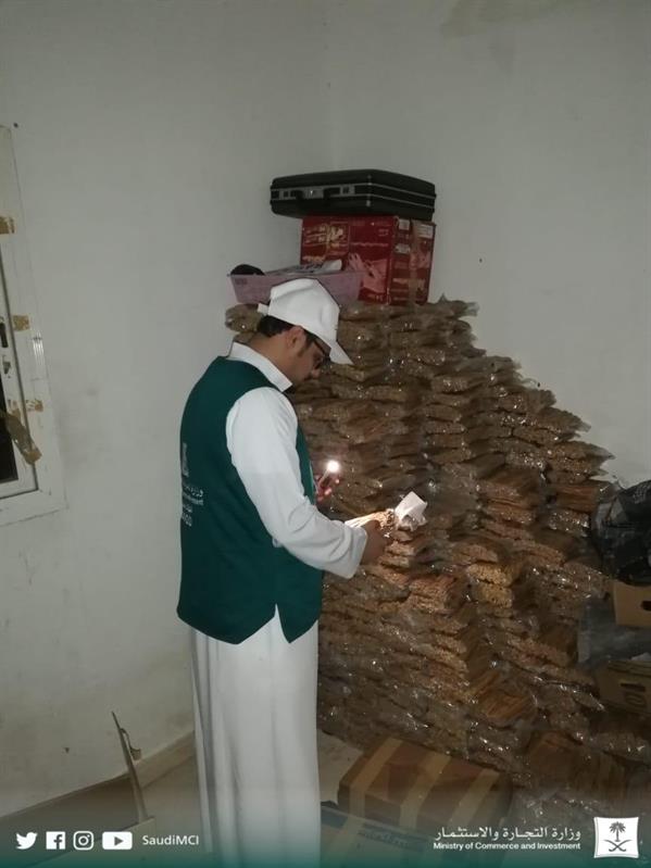 شاهد.. ضبط 1.7 مليون “سواك” مُعاد تنظيفها وتغليفها في مكة المكرمة