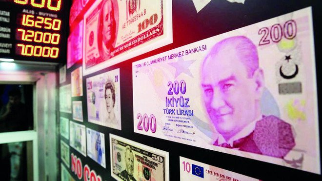 خسائر الليرة تدفع تركيا إلى زيادة الضرائب على ودائع العملات الأجنبية