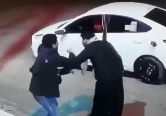 فيديو.. اعتداء وسطو تحت تهديد السلاح على عامل بمحطة بنزين بمحافظة الحرجة