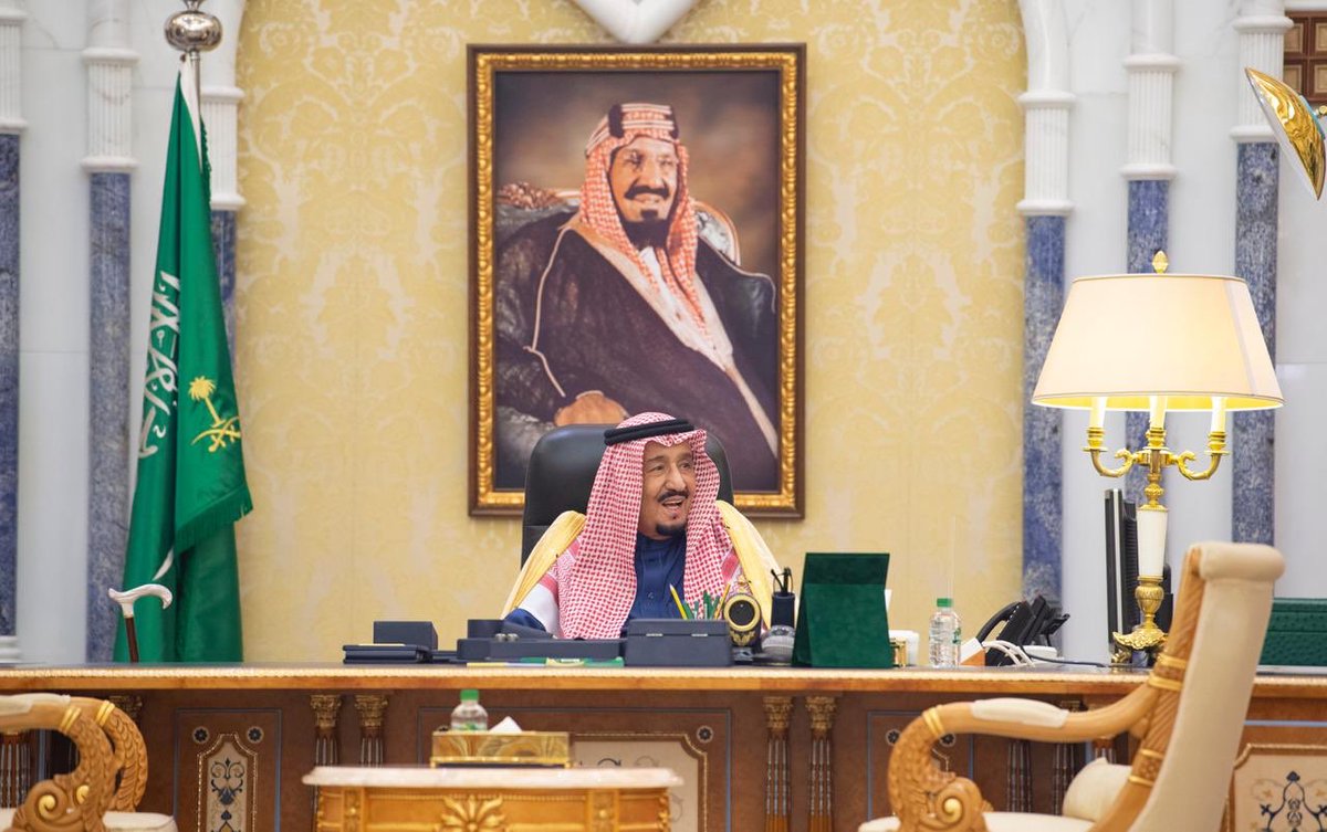 شاهد الصور.. الملك سلمان في مكتبه بقصر اليمامة
