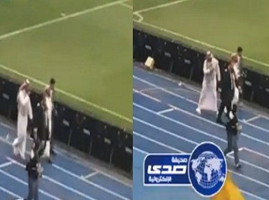 بالفيديو.. جماهير النصر تلقي القوارير على رئيس الهلال أثناء نزوله إلى الملعب