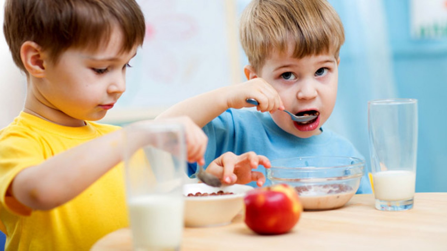 ماذا يجب أن يأكل الطفل في وجبة الإفطار؟