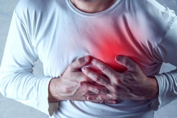 5 أعراض قد تكون مؤشرًا للإصابة بجلطة القلب.. انتبه لها