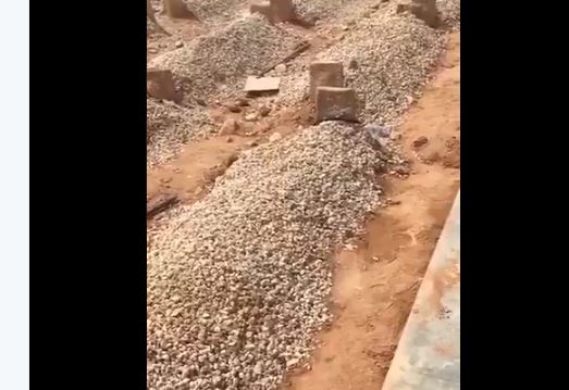 فيديو مؤثر من مقبرة النسيم .. قال: أقبروني بجوار حبيبتي فمات بعدها بيوم