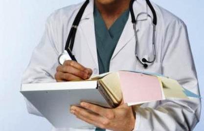 الأحيدب: 80 % من الأطباء الحكوميين يتعاملون مع المستشفيات الخاصة للتكسُّب أثناء الدوام