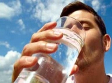 “بين الوجبات وأثناء التمارين”.. أفضل الأوقات لشرب الماء