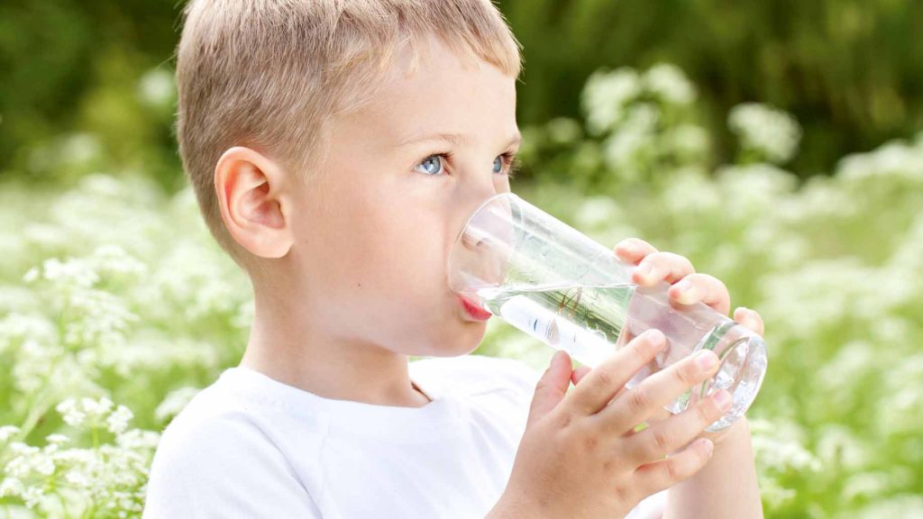 لهذه الأسباب شجعوا أطفالكم على شرب الماء