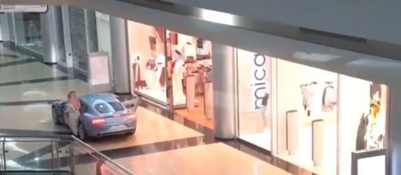 بالفيديو: مواطن ثري يستأجر مول بالكامل في الرياض ويتجوّل فيه بسيارته الفارهة