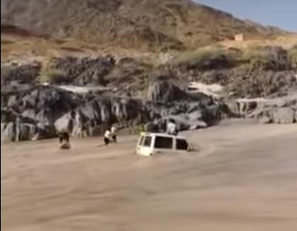 فيديو.. السيول تجرف مواطناً ومركبته في الريث.. ومساعدة شبان تنقذه