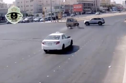 “المرور” يحذر من قطع الإشارة الحمراء بفيديو لحادث حقيقي وثقته كاميرا مراقبة