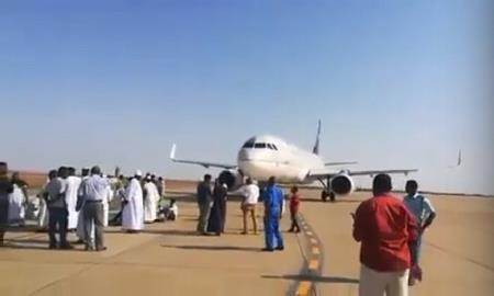 مجموعة يعترضون طائرة سعودية في السودان وهي في أرض المطار.. والخطوط توضح
