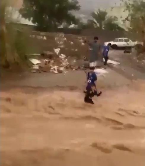 شاهد.. مياه سيل قوية تجرف طفلاً في نجران أثناء لعبه