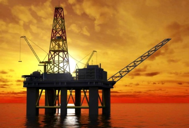 النفط ينخفض بفعل زيادة مفاجئة في المخزونات الأمريكية