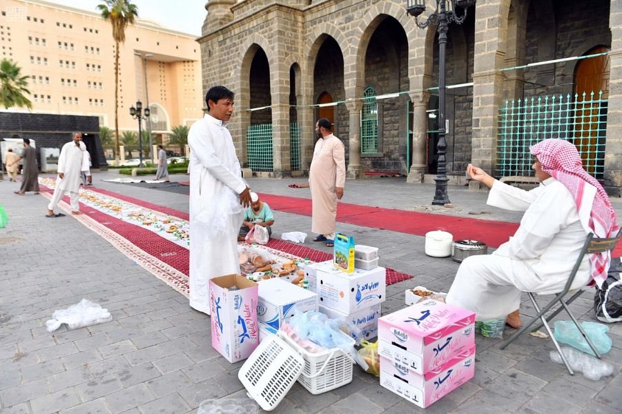 أهالي المدينة المنورة يحيون عادات رمضان وروحانياته