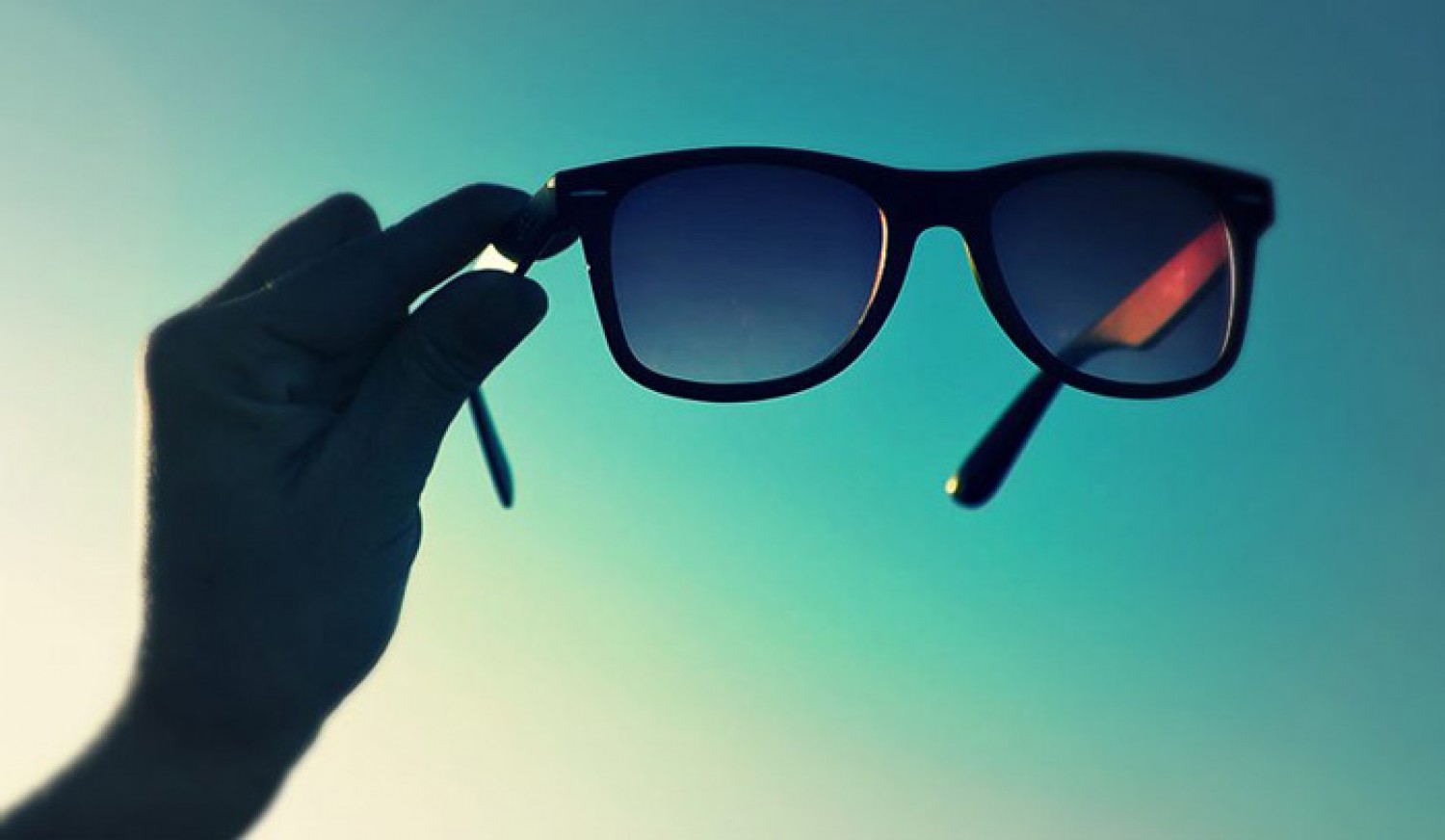 هل تحمي النظارات الداكنة من الأشعة فوق البنفسجية؟