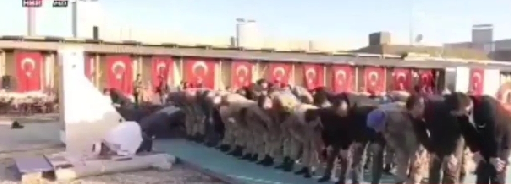 هكذا يؤدي الحرس الخاص بأردوغان الصلوات !!!