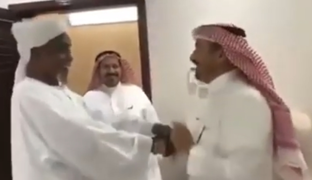 بالفيديو سعودي يقبل يد معلمه السوداني بعد غياب طويل!!