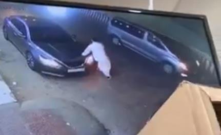 فيديو.. لص يسرق سيارة في وضع التشغيل بالرياض.. ومالكها ينجو من الدهس بعد محاولة منعه