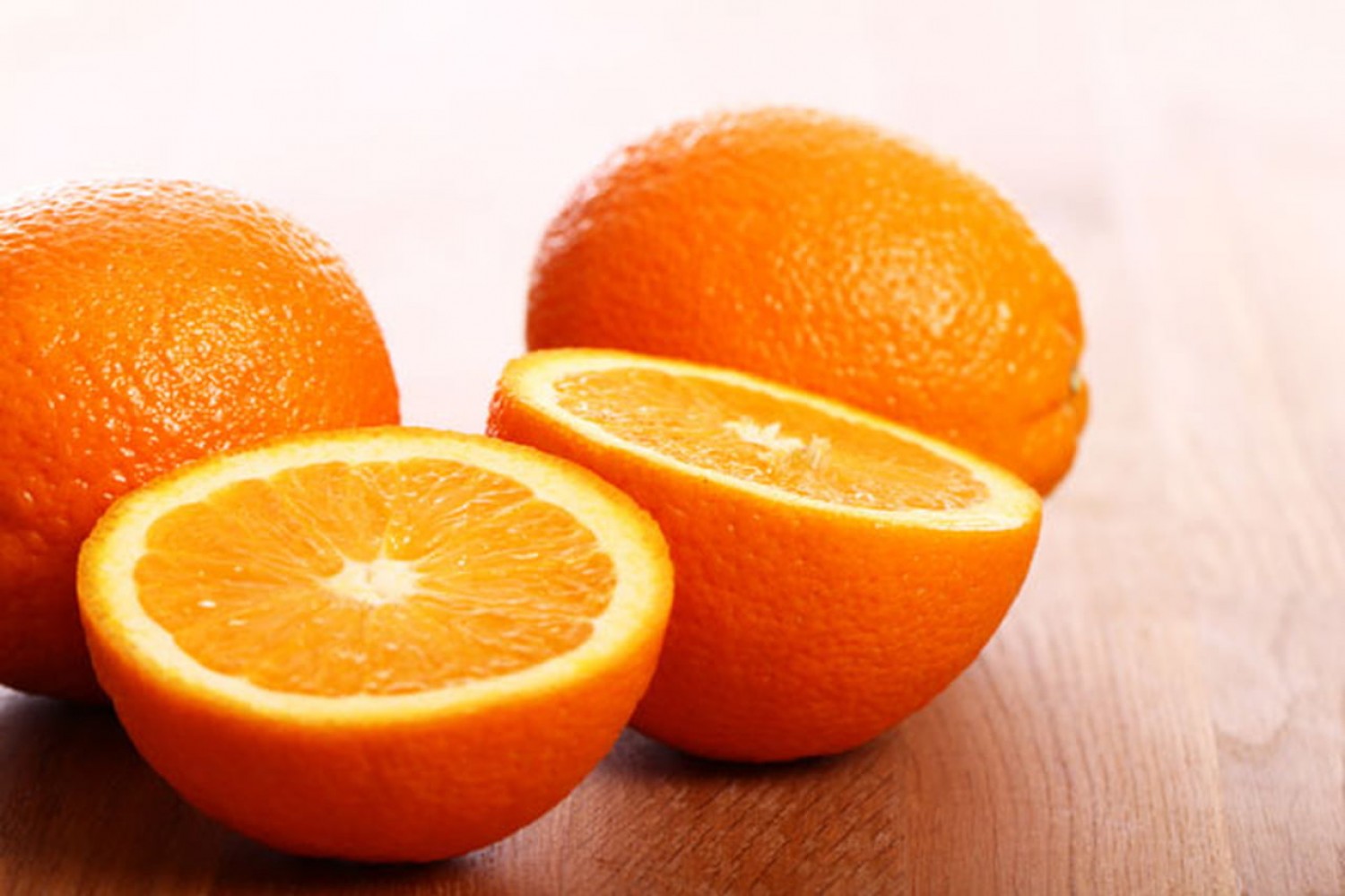 البرتقال أفضل مصدر لفيتامين C والمنتجات العضوية أكثر فائدة.. 7 معلومات كاذبة عن الفاكهة