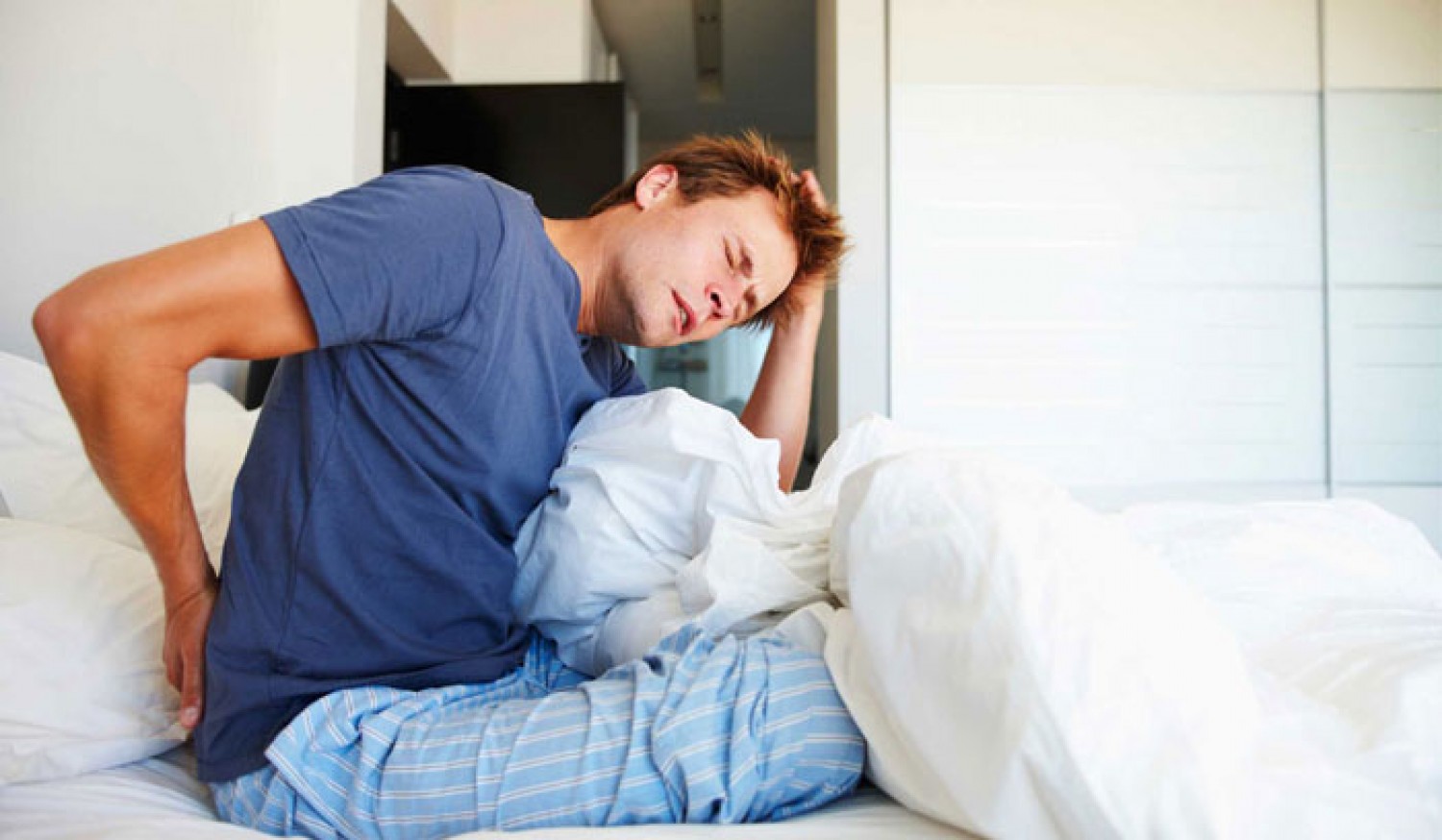 4 طرق لتجنب آلام الظهر أثناء النوم