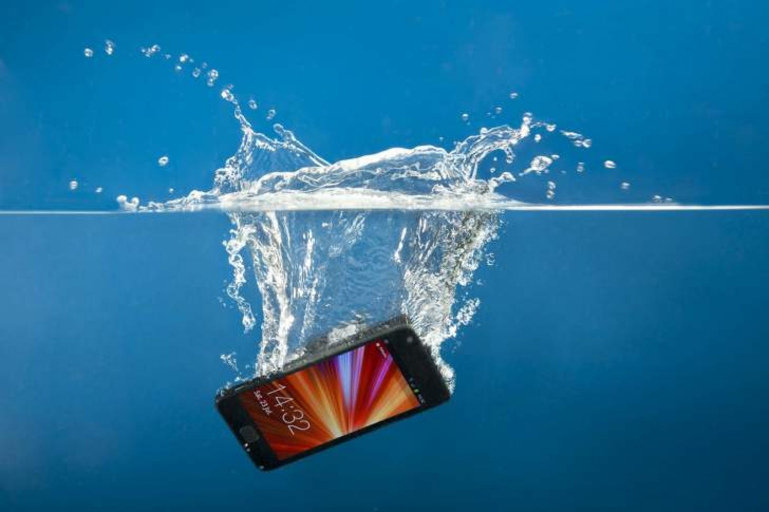 10 أخطاء يجب تجنبها إذا وقع هاتفك في المياه