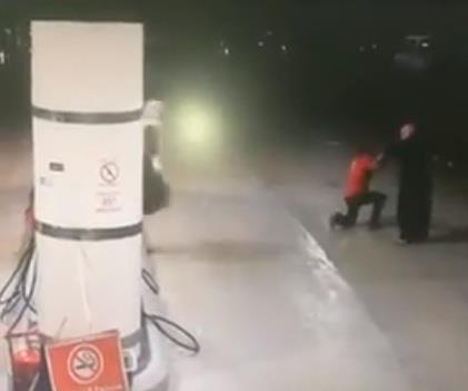 فيديو.. سطو بالسواطير على محطة وقود في سويدي الرياض