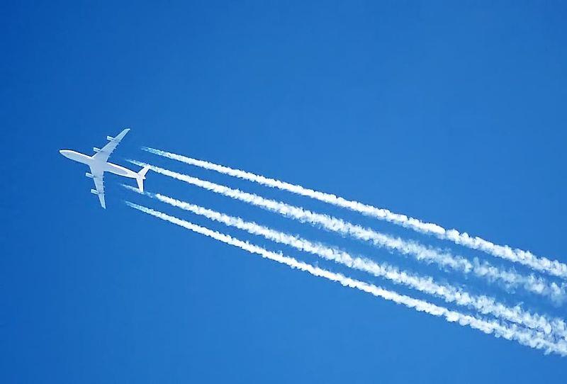 بالفيديو.. “الطيران المدني” يوضح ماهية الخطوط البيضاء خلف الطائرات المحلقة على ارتفاعات عالية