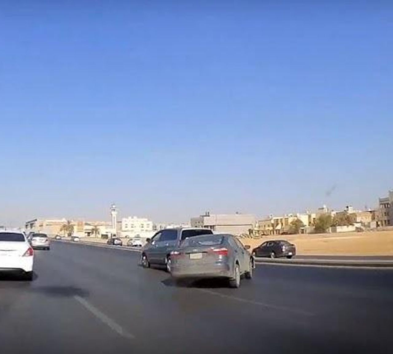بالفيديو .. لحظة انحراف سيارة بشكل مفاجىء وخروجها عن الطريق السريع بالرياض