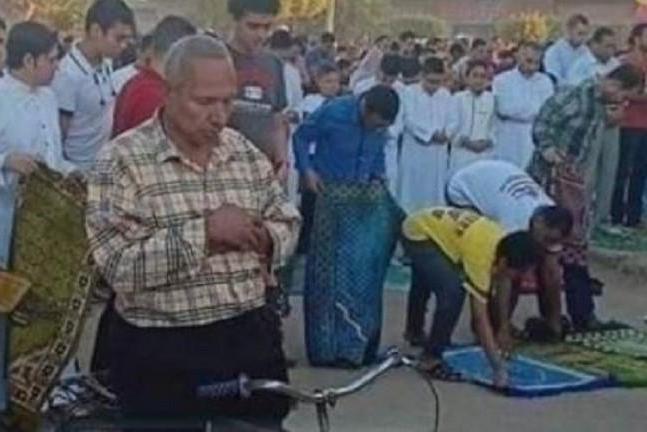 فيديو.. المصري صاحب صورة صلاة العيد على دراجة رد على إشاعة وفاته