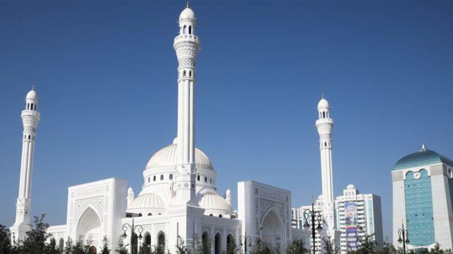 “قطعتان من ستار الكعبة” هدية الملك لأكبر مسجد في أوروبا.. وهكذا استقبلها رئيس الشيشان (فيديو)