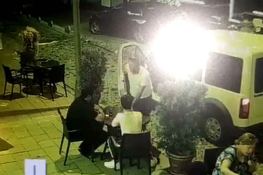 شاهد: لحظة القبض على خاطف 《عبير العنزي》 في #تركيا وهو يتفاوض مع شقيقها من أجل الفدية