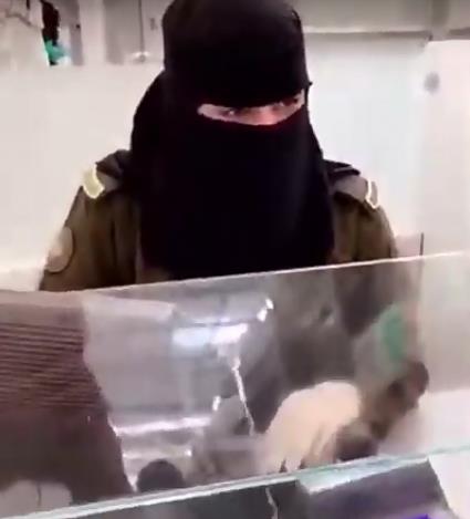 فيديو.. موظفة بالجوازات تتحدث مع حاجة تركية بلغتها في المطار