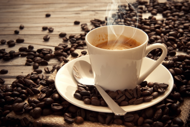 دراسة تكشف مفاجأة عن علاقة القهوة قبل النوم بالأرق