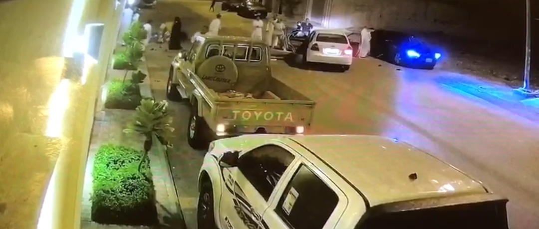 بالفيديو مضاربة أمام أحد المنازل بالسعودية توثقها كاميرات المراقبة