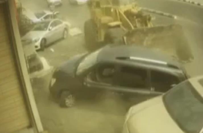 فيديو.. لحظة دهس “الشيول” للسيارات المتوقفة في الطائف ونجاة امرأة من الموت