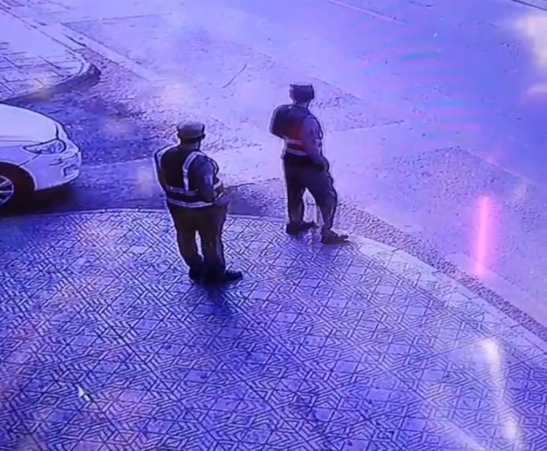 بالفيديو أول حالة هروب وتم القبض عليه من قبل رجال الأمن 😂