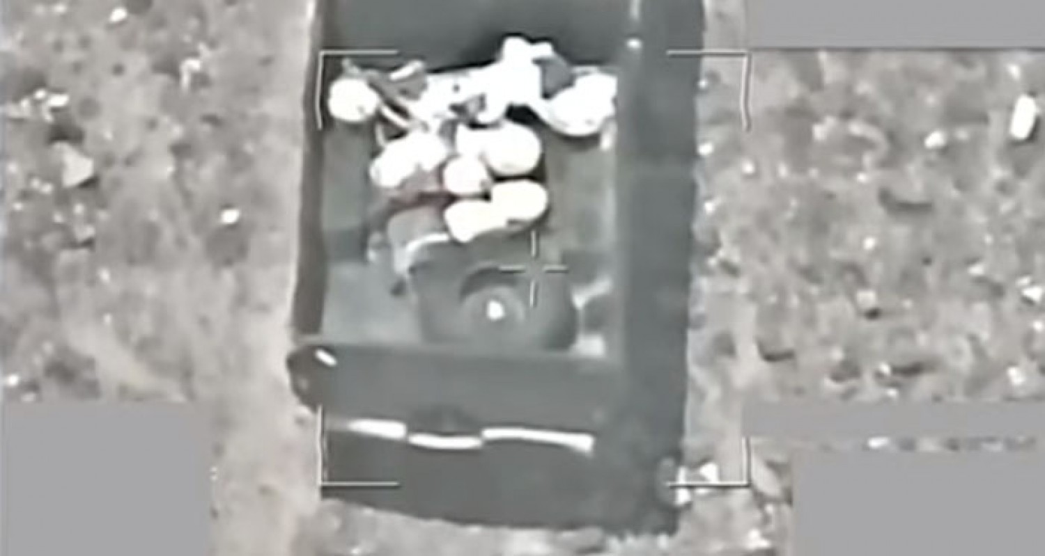 شاهد.. لحظة استهداف قوات التحالف لمركبة حوثية تحمل ألغاماً