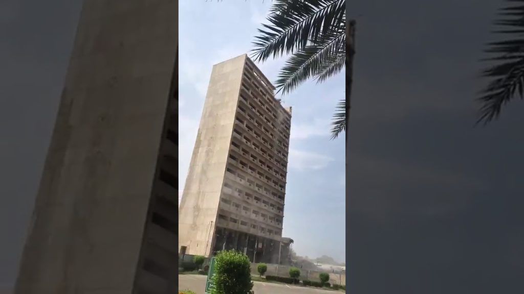 فيديو يوثق لحظة إزالة المبنى القديم لـ “وزارة الإعلام” في جدة