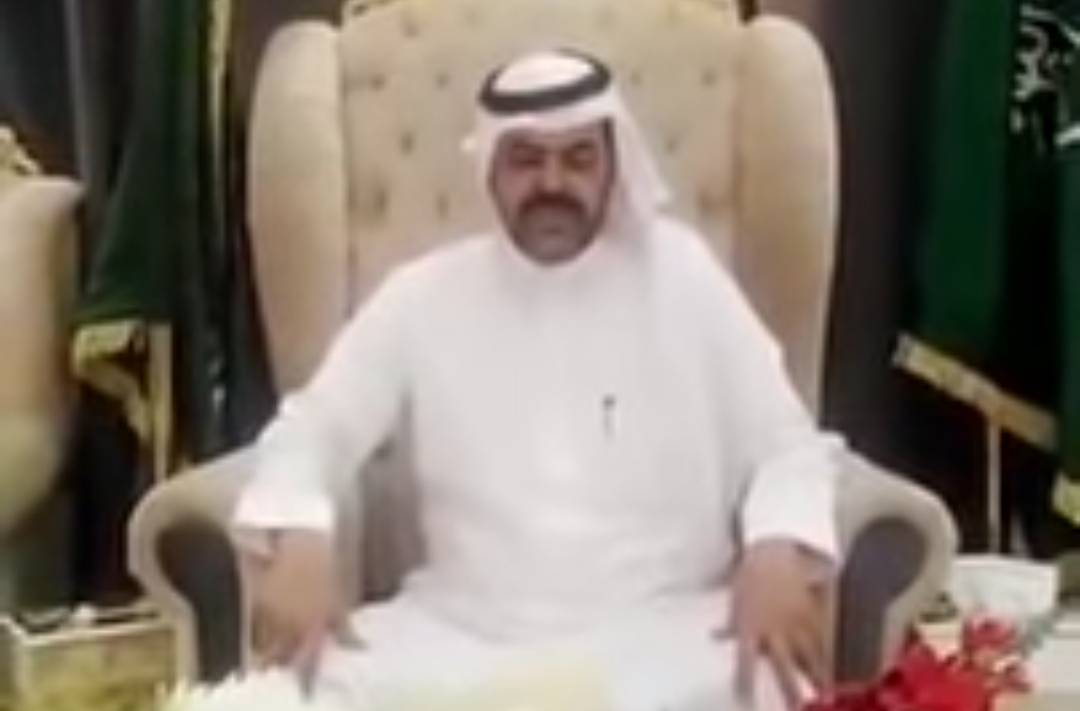 بالفيديو .. رجل أعمال يقدم هدية لوالد الطالب معتز الذي قتل على يد زميله في الرياض